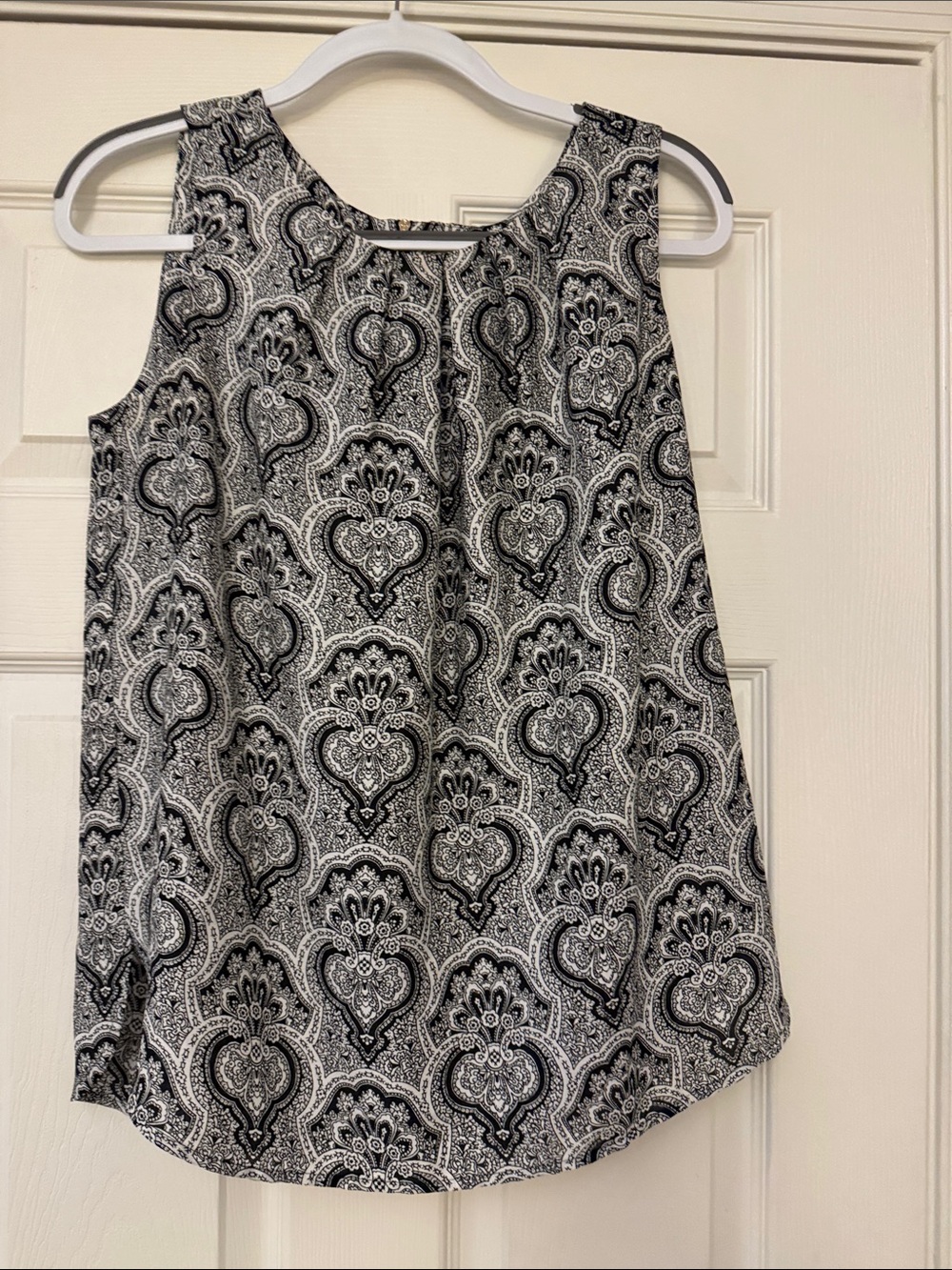 EUC Anne Klein Sleeveless Tank in Black and White-Size medium